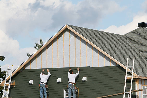 Professional Siding Contractor technician working in Eldorado, IL
